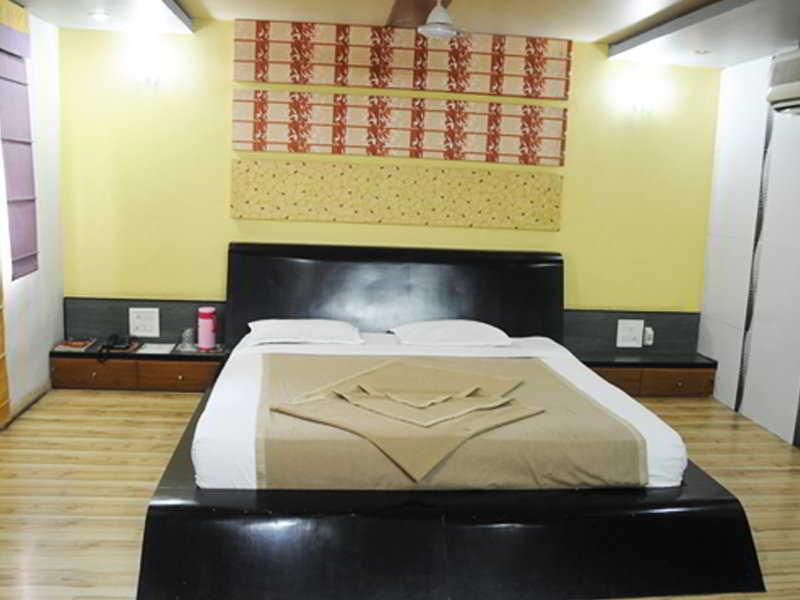 Neelkanth Paradise Hotel Ahmedabad Esterno foto