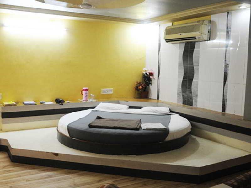 Neelkanth Paradise Hotel Ahmedabad Esterno foto